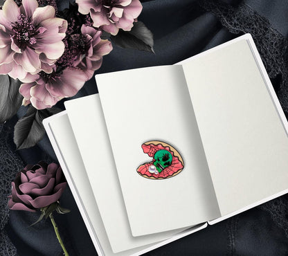 Spider Skull Clamshell Die Cut Waterproof Sticker—A Wicked Twist for Your Ocean Treasure Collections